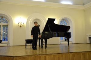 Michał Selwesiuk podczas koncertu w Dworku Chopina w Dusznikach Zdroju 21.08.2016. Fot. Tomasz Orlow.